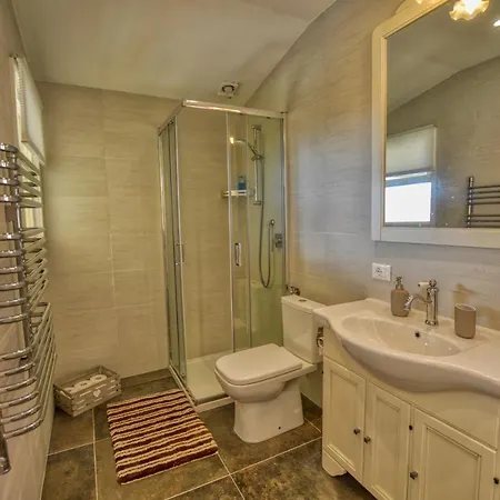 Lejlighed Pezzo 3-bedroom Lakeview With Shared Garden And Terrace *