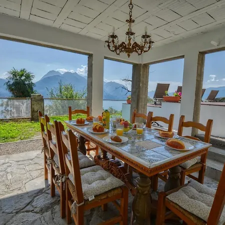 Lejlighed Pezzo 3-bedroom Lakeview With Shared Garden And Terrace San Siro (Lombardy)